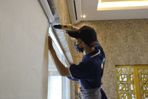 Técnico verificado de Maestro instalando un soporte en la pared de una vivienda en Bogotá